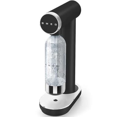 Smeg SKC01BLM Máquina de refrescos, pies antideslizantes, diseño que ahorra espacio, 800 ml, negro mate