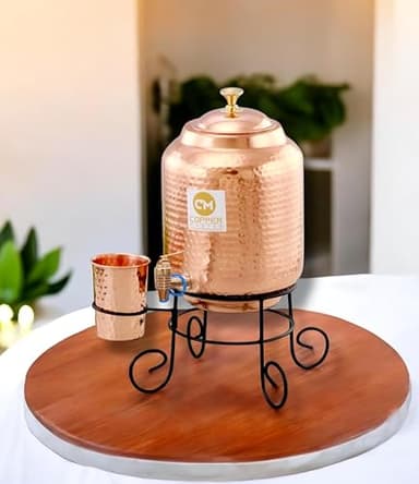 Copper-Master Dispensador de agua martillada de 5 litros (Matka/oll) con 1 vaso de cobre y soporte de cobre puro y beneficios ayurvédicos para la salud (5000 ml)