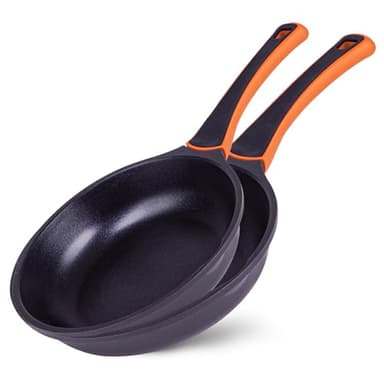 La Moustache - Juego de 2 Sartenes de 22/26 cm, Aluminio Fundido con Revestimiento Antiadherente para Todo Tipo de Cocinas, Incluso Inducción, Sin PFOA, Mangos Antiquemadura (Ducane)