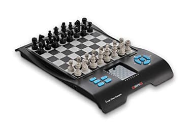 MILLENNIUM Europe Chess Champion: Ordenadores de ajedrez + 7 Juegos más (Damas, Halma, 4 en Raya, etc.) para Principiantes y niños. con Compartimento práctico para Las Piezas Ideal para Viajes